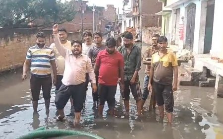 Sambhal: सम्भल में वाल्मीकि जयंती शोभायात्रा मार्ग पर भारी जलभराव, नाराज समाज ने जताया विरोध।