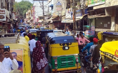 Deoband : त्योहारों के अवसर पर बाजारों में भीड़, ई-रिक्शा बन रहे हैं जाम की वजह