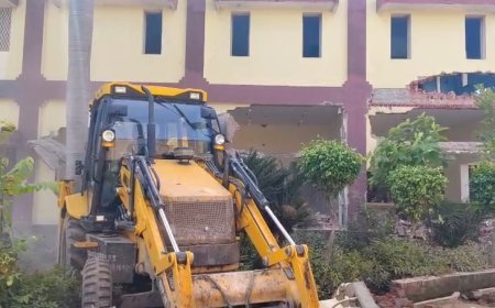 Sambhal: सम्भल में अवैध कब्जों पर गरजा बाबा का बुलडोजर, प्रशासन की सख्त कार्रवाई से हड़कंप।