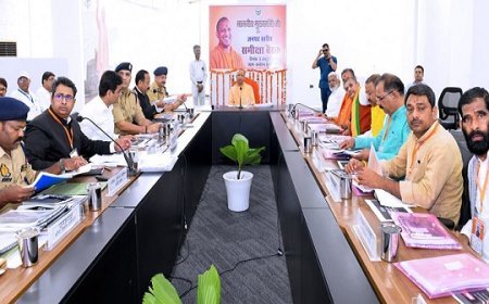 झांसी में सीएम ने विकास कार्यों और कानून व्यवस्था को लेकर अफसरों और जनप्रतिनिधियों संग की बैठक।