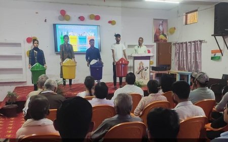 Hardoi: कचरा प्रबंधन संगोष्ठी में पुनर्चक्रण (रीसाइक्लिंग) के द्वारा अन्य वस्तुओं का उपयोगी निर्माण- धर्मेन्द्र कुमार 