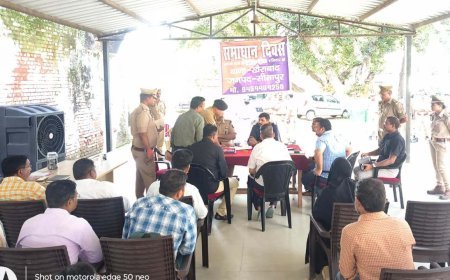 Sitapur : खैराबाद थाने में डीएम और एसपी ने सुनीं जन समस्याएं