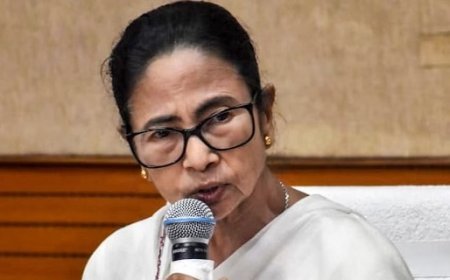 दुर्गापुर गैंगरेप केस पर विवादास्पद बयान: सीएम ममता बनर्जी बोलीं, 'लड़कियों को रात में बाहर जाने की अनुमति नहीं देनी चाहिए'। 