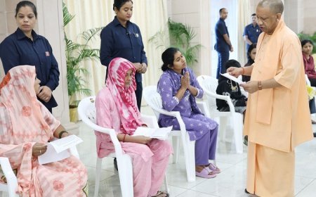 Lucknow: जनता दर्शन- हर पीड़ित से मिले सीएम योगी, समस्या सुन निश्चित समयावधि में निस्तारण का दिया निर्देश। 