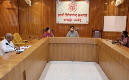 Hardoi: जिलाधिकारी की अध्यक्षता मे हुई विकास एवं निर्माण कार्यो की समीक्षा बैठक। 