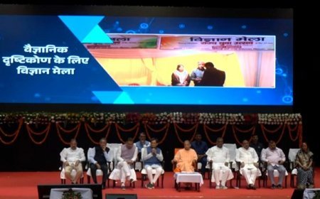 Lucknow: लखनऊ में मुख्यमंत्री ने युवक और महिला मंगल दलों को खेल सामग्री बांटी, हरदोई से 50 युवक और 30 महिला मंगल दलों को सामग्री दी। 