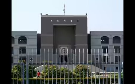 अहमदाबाद सत्र अदालत में हंगामा: चार आरोपियों को बरी करने के फैसले से नाराज व्यक्ति ने जज पर फेंका जूता।