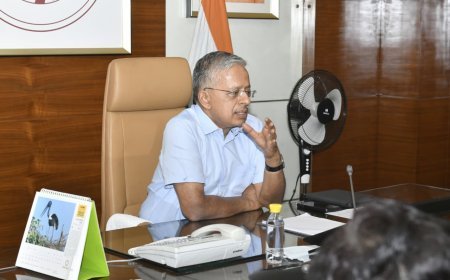 Lucknow : मुख्य सचिव ने वीडियो कॉन्फ्रेसिंग के माध्यम से सभी मंडलायुक्तों एवं जिलाधिकारियों के साथ बैठक कर दिए महत्वपूर्ण दिशा-निर्देश