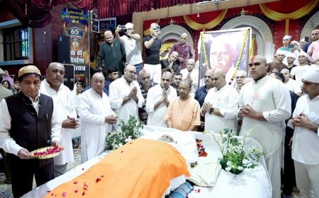 Lucknow: सीएम योगी ने किए संत शिरोमणि साईं चांडूराम जी के अंतिम दर्शन, अर्पित की श्रद्धांजलि। 