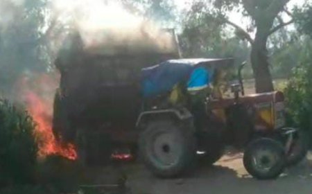 Sitapur : सीतापुर के मूडी खेरा मकनपुर में पुआल से भरी ट्रैक्टर ट्रॉली हाईटेंशन लाइन से टकराई, आग लगने से राख हो गई