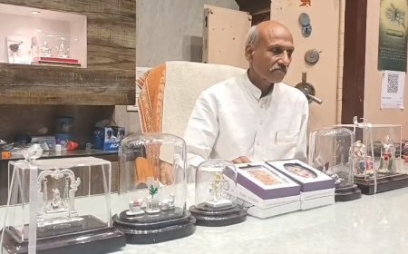 Sambhal: धनतेरस पर सम्भल का सर्राफा बाजार चमका, राममंदिर मॉडल और चांदी के सिक्कों की बढ़ी मांग। 