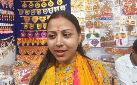 Sambhal: सम्भल में दीपावली से पहले बाजारों में रौनक, सजावटी सामान की बढ़ी मांग। 
