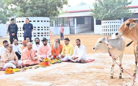 Gorakhpur: गोरखनाथ मंदिर की गोशाला में मुख्यमंत्री ने की गोवर्धन पूजा, वैदिक मंत्रोच्चार के बीच गोपूजन के बाद सीएम ने गायों-गोवंश को खिलाया गुड़-केला।