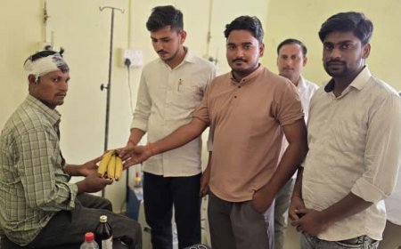 Hardoi: पूर्व सांसद धनंजय सिंह के जन्मदिवस पर सी एच सी में फल वितरित किए गए। 