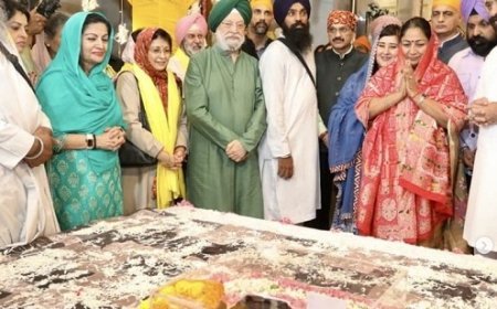 दिल्ली: सीएम रेखा गुप्ता और मंत्री मनजिंदर सिंह सिरसा ने गुरु चरण यात्रा के शुभारंभ से पहले जोड़े साहिब का दर्शन किया। 