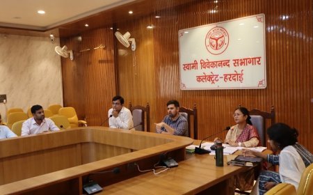 Hardoi: जिलाधिकारी की अध्यक्षता मे हुई कर-करेत्तर राजस्व वसूली की समीक्षा बैठक। 