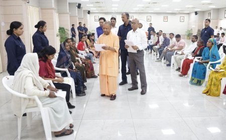 Lucknow: जनता दर्शन में प्रदेश के कई जनपदों से समस्या लेकर आए फरियादी, मुख्यमंत्री ने सभी से की मुलाकात। 