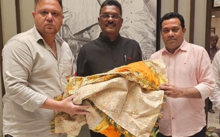 Hardoi: महाराष्ट्र के परिवहन मंत्री प्रताप सरनाईक की ओर से झाड़ी शाह दरगाह पर पेश हुई चादर। 