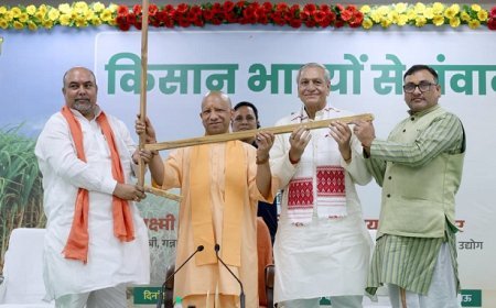 मुख्यमंत्री योगी आदित्यनाथ ने किया गन्ना किसानों से संवाद, किसानों ने गन्ना मूल्य बढ़ाने पर किया सीएम योगी का अभिनंदन। 