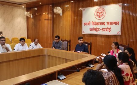 Hardoi : जिलाधिकारी अनुनय झा ने सीएम डैशबोर्ड पर राजस्व और विकास कार्यों की समीक्षा की