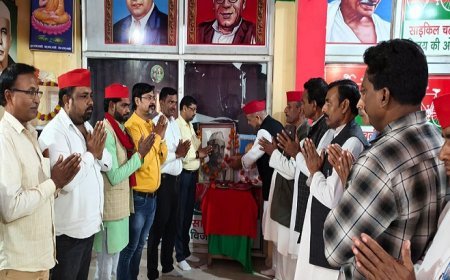 Hardoi: समाजवादी पार्टी हरदोई में आचार्य नरेंद्र देव एवं सरदार पटेल की जयंती धूमधाम से मनाई गई। 