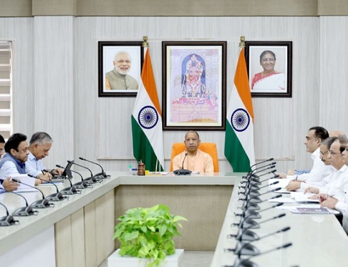 Gorakhpur: गोरखपुर में विकास कार्यों की समीक्षा बैठक में सीएम योगी ने अफसरों को दिए निर्देश।