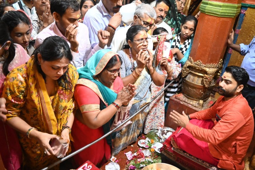 Lucknow : नवरात्रि के समापन पर देवी मंदिरों में गूंजे जयकारे, 2 करोड़ से अधिक श्रद्धालुओं ने किए दर्शन