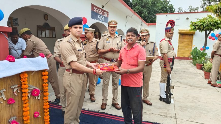 Hardoi : हरदोई पुलिस ने मनाई गांधी और शास्त्री जयंती, ध्वजारोहण के साथ आदर्शों पर जोर