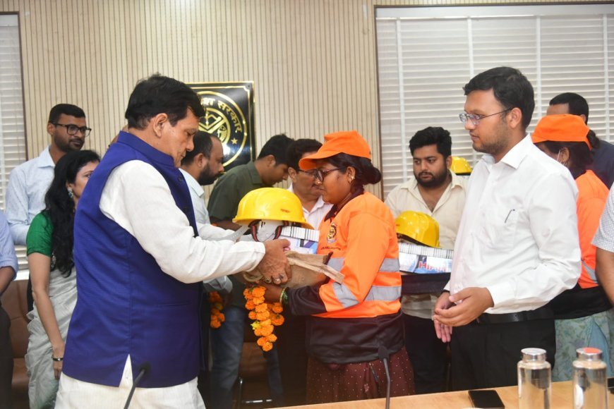 Lucknow : गांधी-शास्त्री जयंती पर नगर विकास एवं ऊर्जा मंत्री ने अर्पित किए श्रद्धा सुमन, सफाईकर्मियों को किया सम्मानित