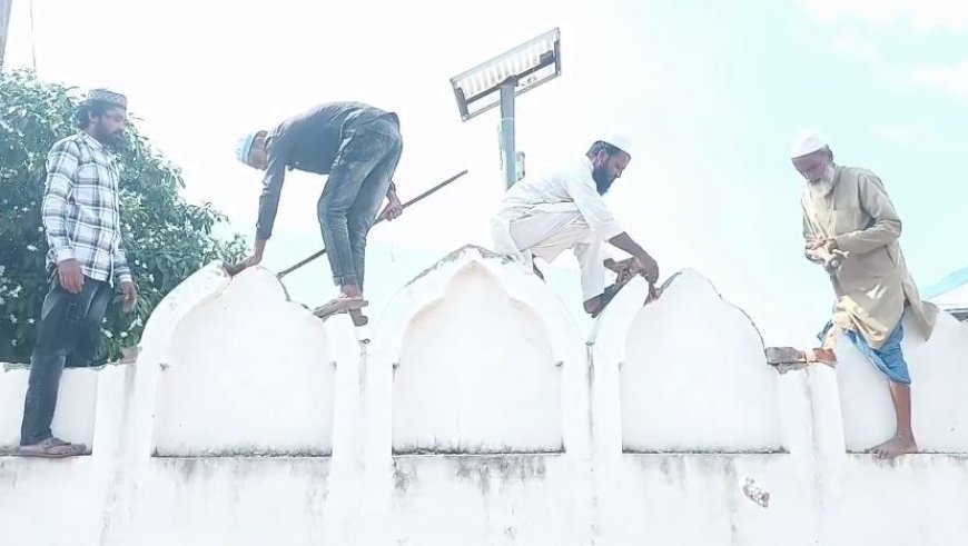 Sambhal : अवैध निर्माण पर कार्रवाई- ग्रामीणों द्वारा नमाज के बाद खुद गिराई जा रही मस्जिद, प्रशासन से पूरा सहयोग