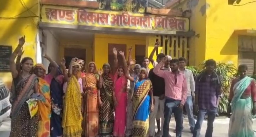 Sitapur : किसान- मजदूरों ने मनरेगा कार्य का भुगतान व मजदूरी को लेकर विकासखंड कार्यालय का किया घेराव