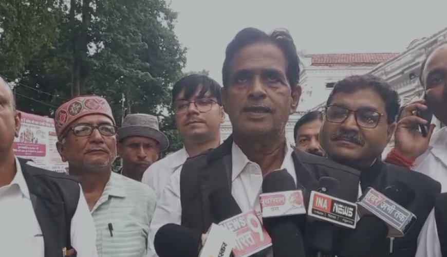 Ballia : बलिया कलेक्ट्रेट में वकीलों का प्रदर्शन, एसडीएम-तहसीलदार के तबादले की मांग को लेकर ज्ञापन सौंपा
