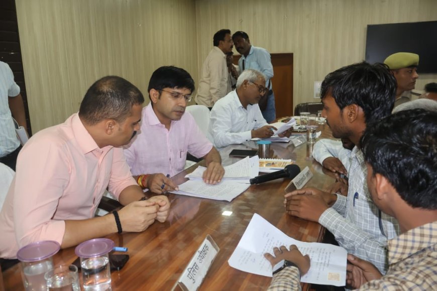 Sambhal : संपूर्ण समाधान दिवस में 70 शिकायतें हुईं दर्ज, डीएम ने दिए 15 दिन में निस्तारण के आदेश