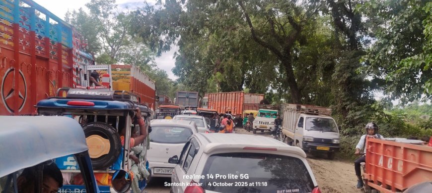 Sitapur : रामकोट में एफसीआई गोदाम के पास ट्रकों से लगा लंबा जाम, पुलिस ने हटवाए वाहन