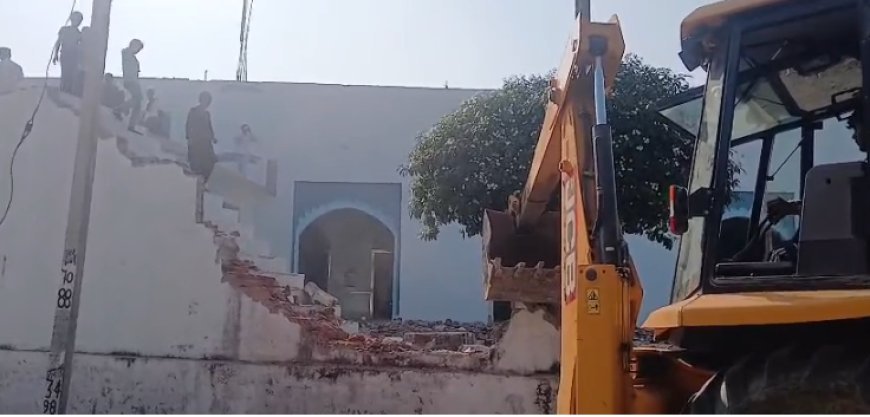 Sambhal : रायाबुजुर्ग की अवैध गौसुलवरा मस्जिद पर बुलडोजर कार्यवाही