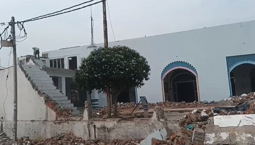 संभल में गौसुलवरा मस्जिद का ध्वस्तीकरण शुरू, मस्जिद कमेटी और प्रशासन का सहयोग।