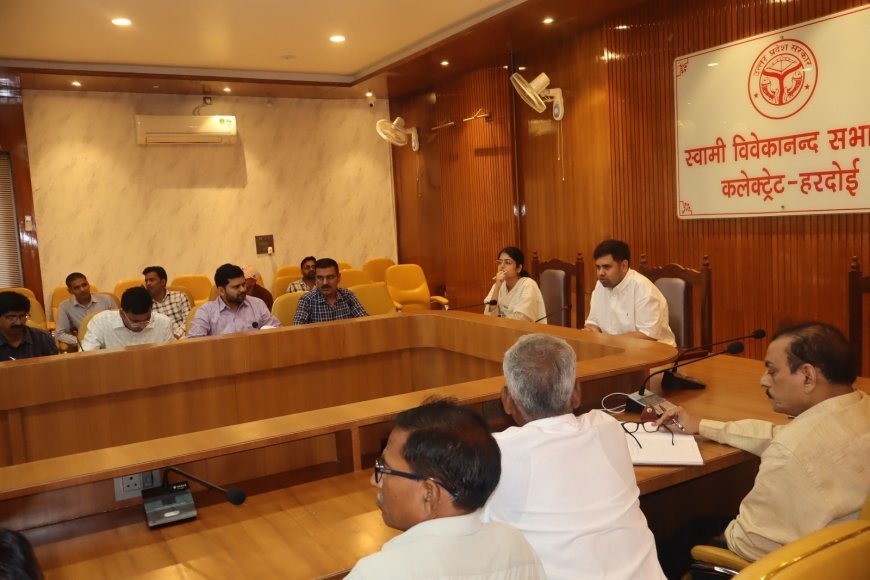 Hardoi : हरदोई में जिलाधिकारी ने की कृषि योजनाओं की समीक्षा
