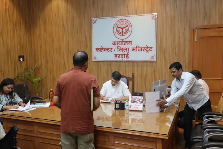 Hardoi : हरदोई में जिलाधिकारी ने जनसुनवाई में 132 शिकायतें सुनीं