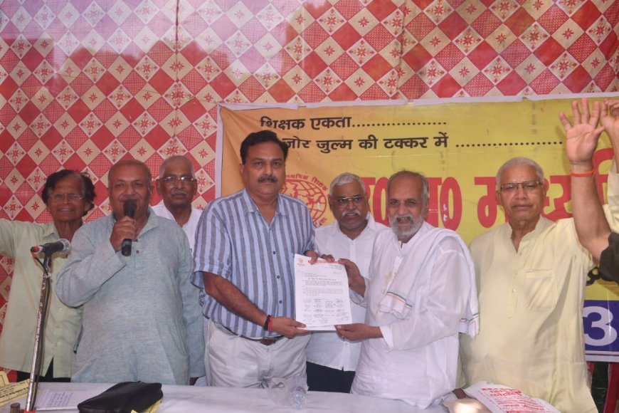 Kanpur : कर्मचारियों द्वारा संयुक्त शिक्षा निदेशक,मण्डल कार्यालय पर धरना / प्रदर्शन