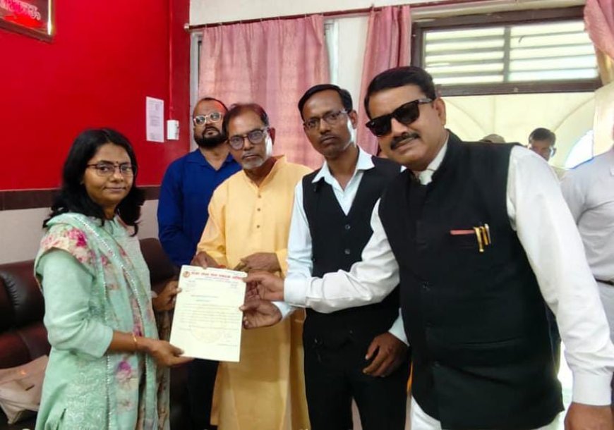 Sitapur : लहरपुर में रेलवे स्टेशन बनाने की मांग को लेकर पूर्वोत्तर रेलवे एडीआरएम को सौंपा ज्ञापन