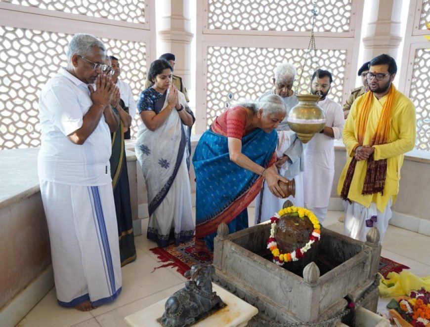 अयोध्या में वित्त मंत्री निर्मला सीतारमण ने परिवार संग उतारी प्रभु श्रीरामलला की आरती, आस्था, श्रद्धा और भव्यता के संगम में डूबी रामनगरी। 