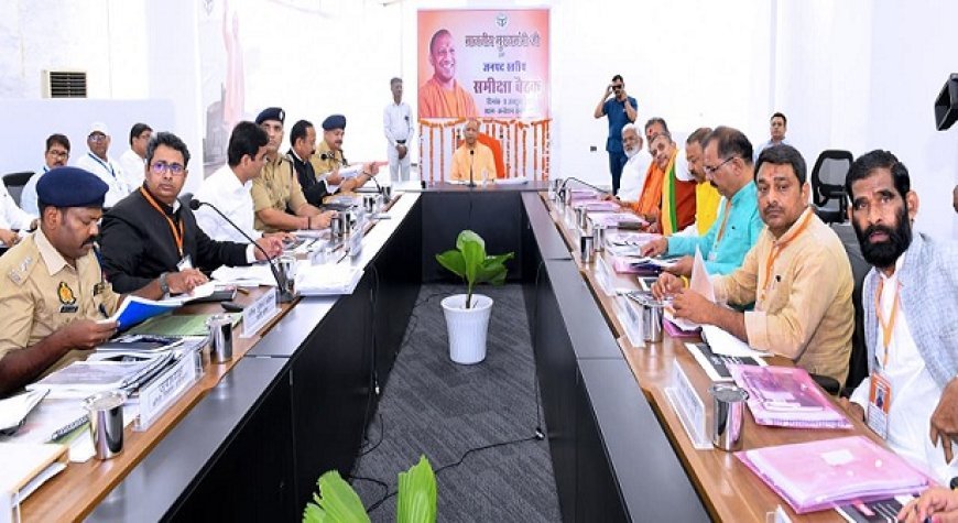 झांसी में सीएम ने विकास कार्यों और कानून व्यवस्था को लेकर अफसरों और जनप्रतिनिधियों संग की बैठक।