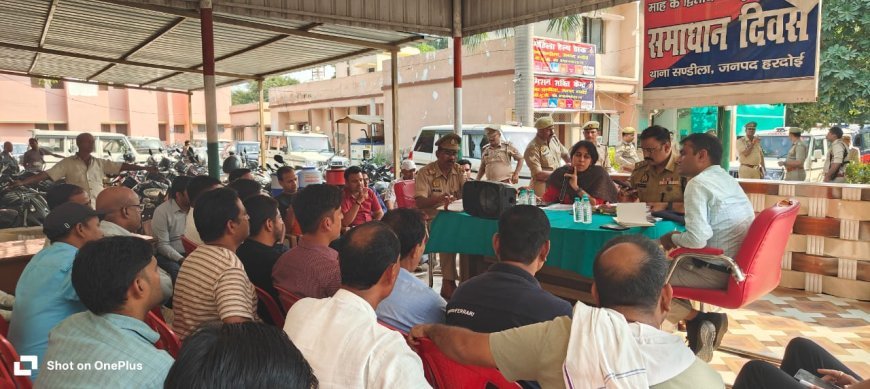 Hardoi : कोतवाली में पीस कमेटी की बैठक संपन्न, दीपावली व झाड़ी शाह उर्स मेले पर शांति, सौहार्द और भाईचारा बनाये रखने की अपील 