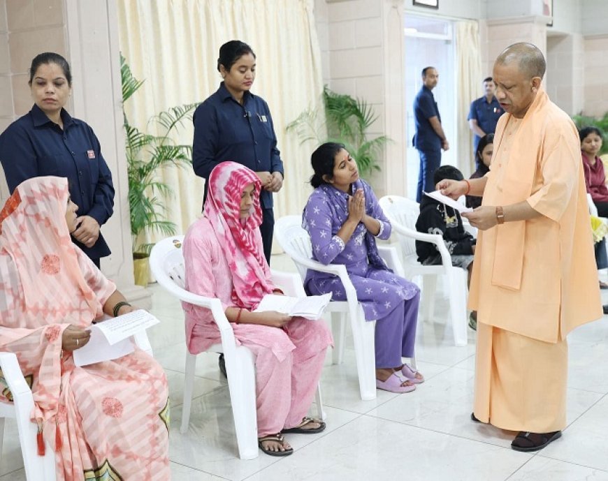 Lucknow: जनता दर्शन- हर पीड़ित से मिले सीएम योगी, समस्या सुन निश्चित समयावधि में निस्तारण का दिया निर्देश। 