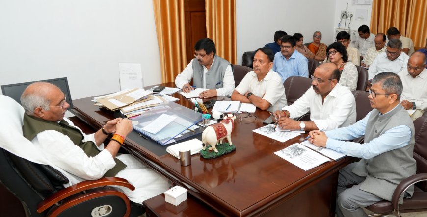 Lucknow : गोशालाओं को आत्मनिर्भर बनाया जाए, दीपावली पर गाय के गोबर से बने दीपों, मूर्तियों आदि के उपयोग को प्रोत्साहित किया जाए