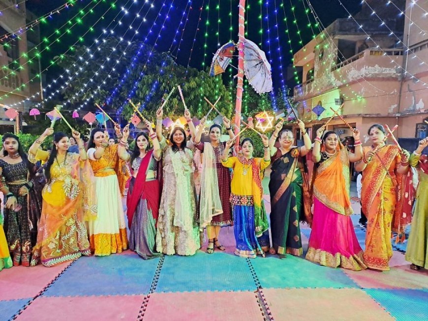 Hardoi: टीआरएस में डांडिया का हुआ आयोजन, कार्यक्रम में सैकड़ो महिलाओं ने किया प्रतिभाग।  