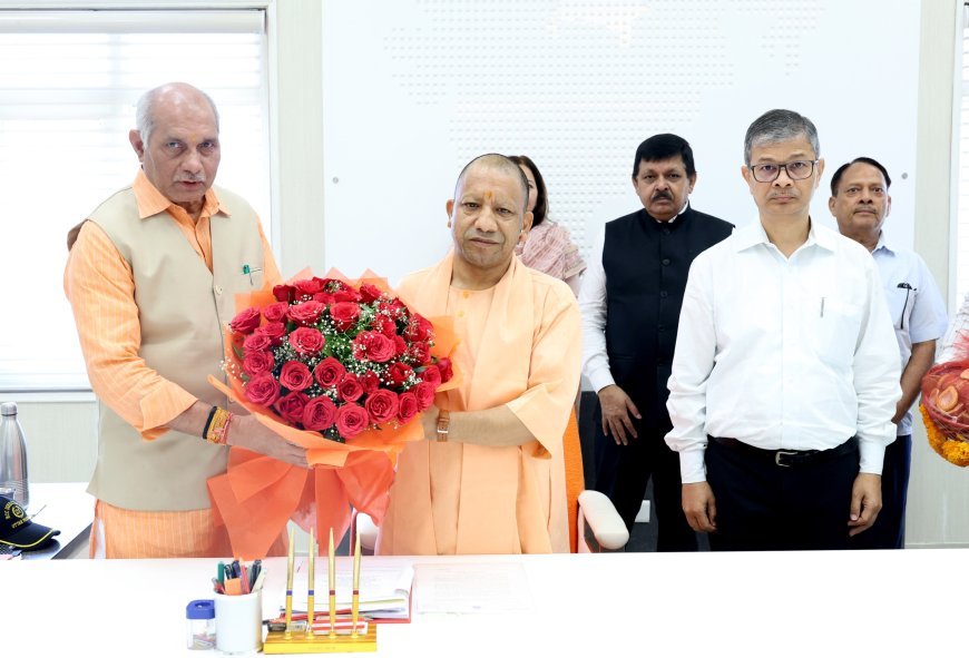 Lucknow : पशुधन मंत्री धर्मपाल सिंह ने मुख्यमंत्री को प्रतीकात्मक रूप से गोदीप एवं गौ उत्पाद भेंट किए