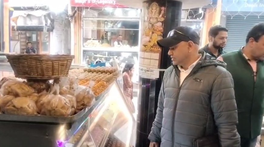 Mussoorie : त्योहारी सीजन में मिठाइयों में मिलावट पर शिकंजा  मसूरी में खाद्य सुरक्षा विभाग की छापेमारी, कई दुकानों से सैंपल लिए