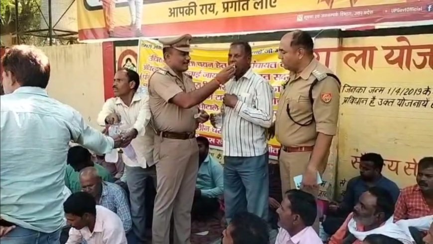 Sitapur : सीओ की मौजूदगी में नायब तहसीलदार ने मंजूर की मांग, पसनैका ग्रामीणों का धरना समाप्त