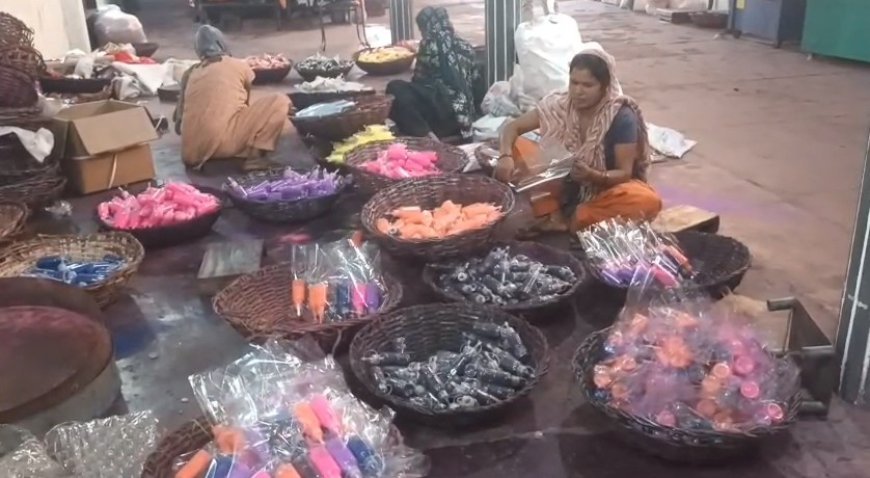 Sambhal: दीपावली पर सम्भल की रंगोली की देशभर में बढ़ी मांग, नारी शक्ति बनी उत्सव की पहचान। 